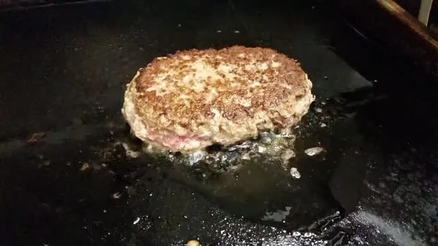 ホットドッグ屋ですが、ハンバーグ焼いてます。